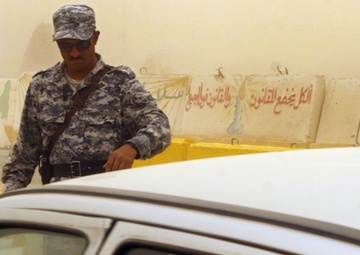 Iraqi police work with Marines at vehicle checkpoint