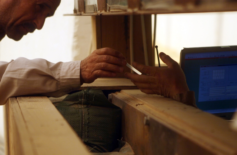 Iraqi police work with Marines at vehicle checkpoint