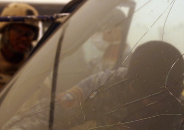 Iraqi police work with Marines at vehicle checkpoint