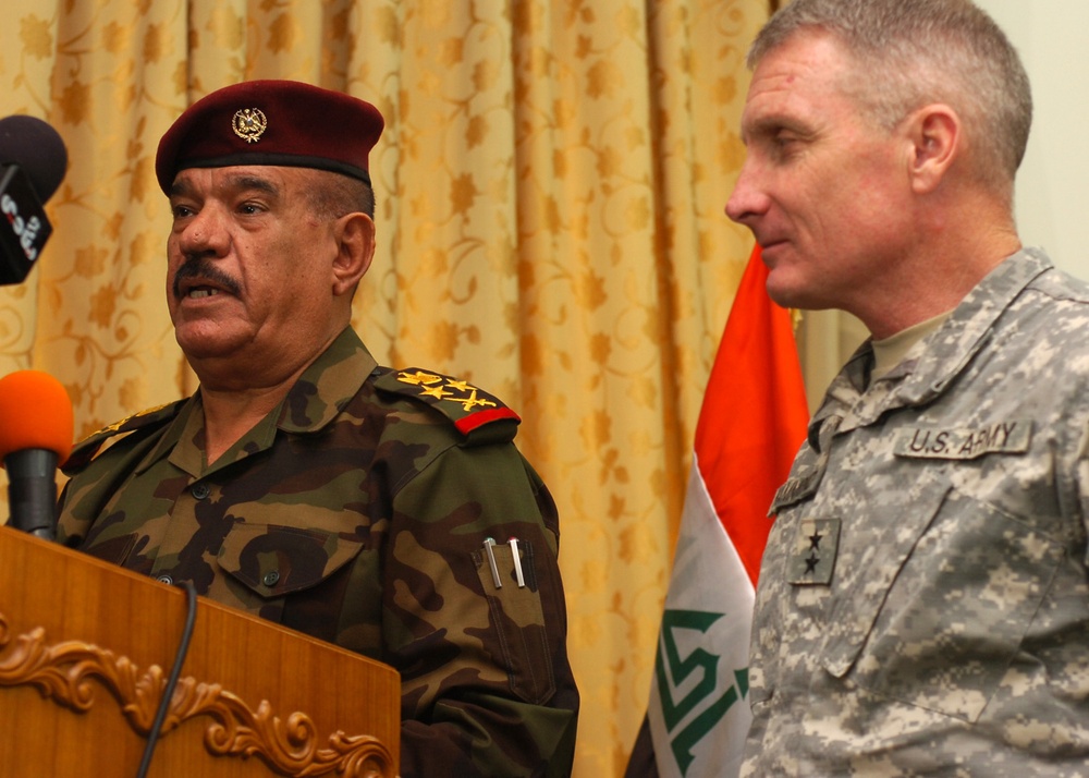 MND-B CG, Iraqi commander discuss Sadr City