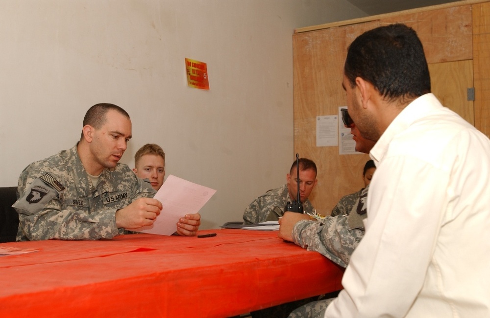 Soldiers, sheikhs work together in claims process