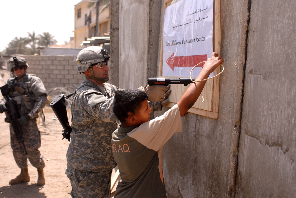 MND-B Soldier seeks help from Iraqi boy