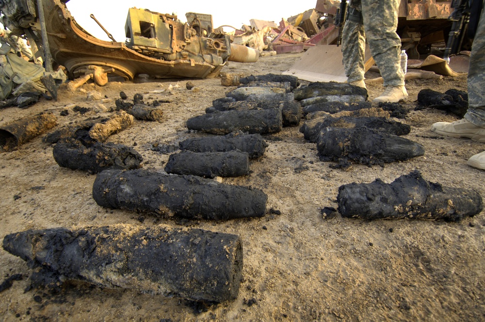 Soldier, Iraqi unearth weapons cache