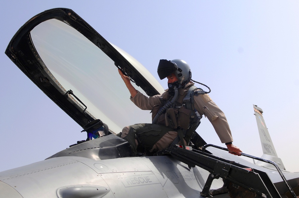 Air Force Pilot Breaks Own World Aviation Record