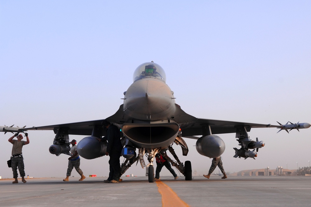 Air Force Pilot Breaks Own World Aviation Record