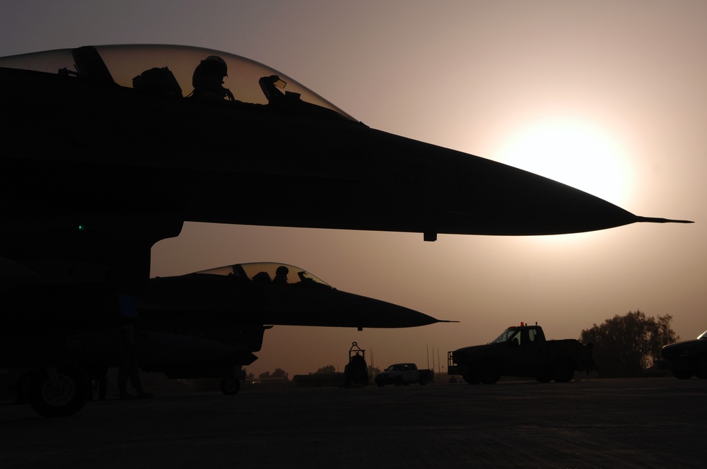 Air Force Pilot Breaks Own World Aviation Record