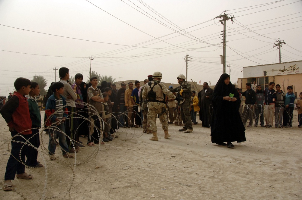 Soldiers grant supplies to Iraqi civilians