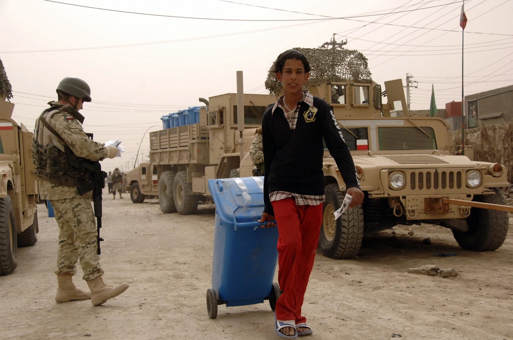 Soldiers grant supplies to Iraqi civilians