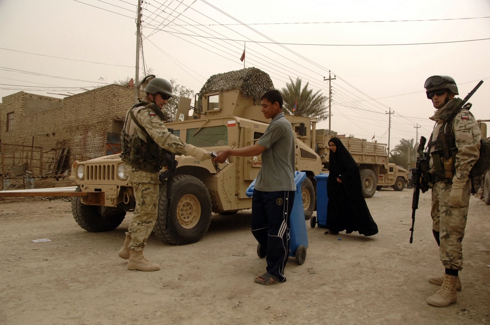 Soldiers grant supplies to Iraqi civilians