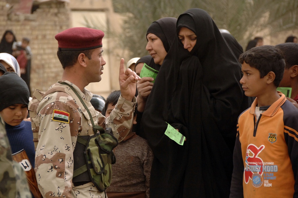 Soldiers grant supplies to Iraqi civilians