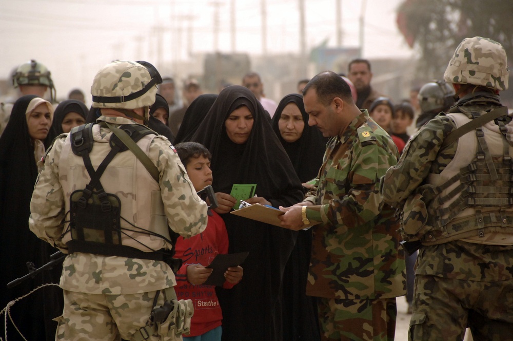 Soldiers grant supplies to Iraqi civilians