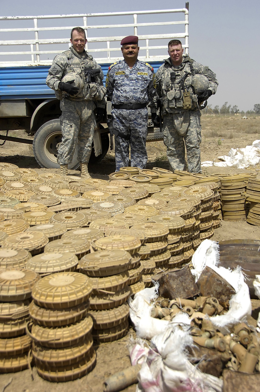 Joint U.S. Army, Iraqi national police forces unearth weapons cache in Abu Thayla