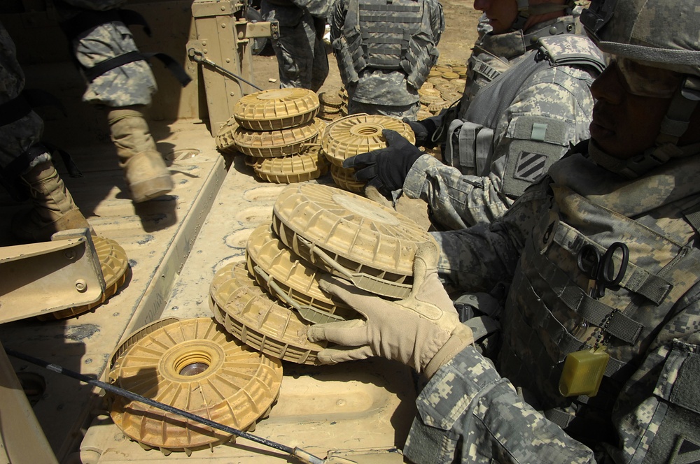 Joint U.S. Army, Iraqi national police forces unearth weapons cache in Abu Thayla