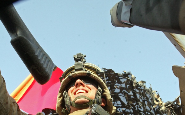 Iraqi police train with Marines, get paid