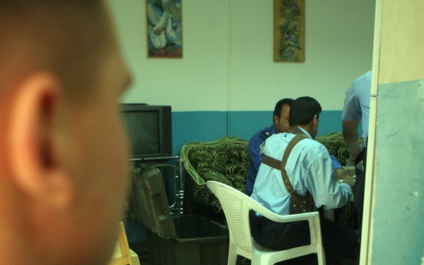 Iraqi police train with Marines, get paid