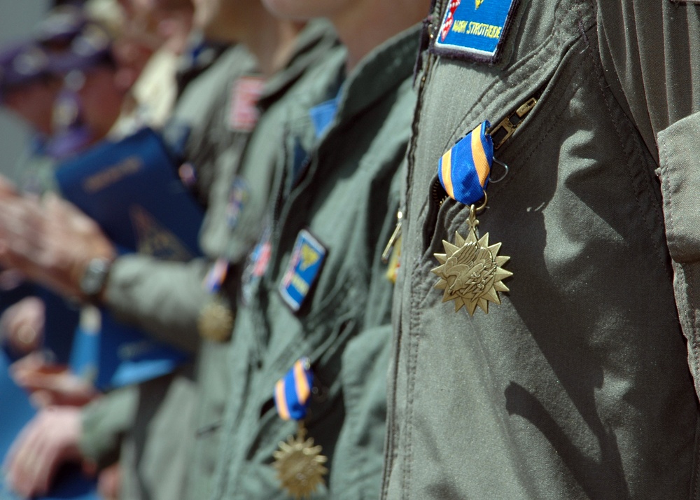 Eighteen Naval airmen receive medals from Naval Air Forces Reserve commander