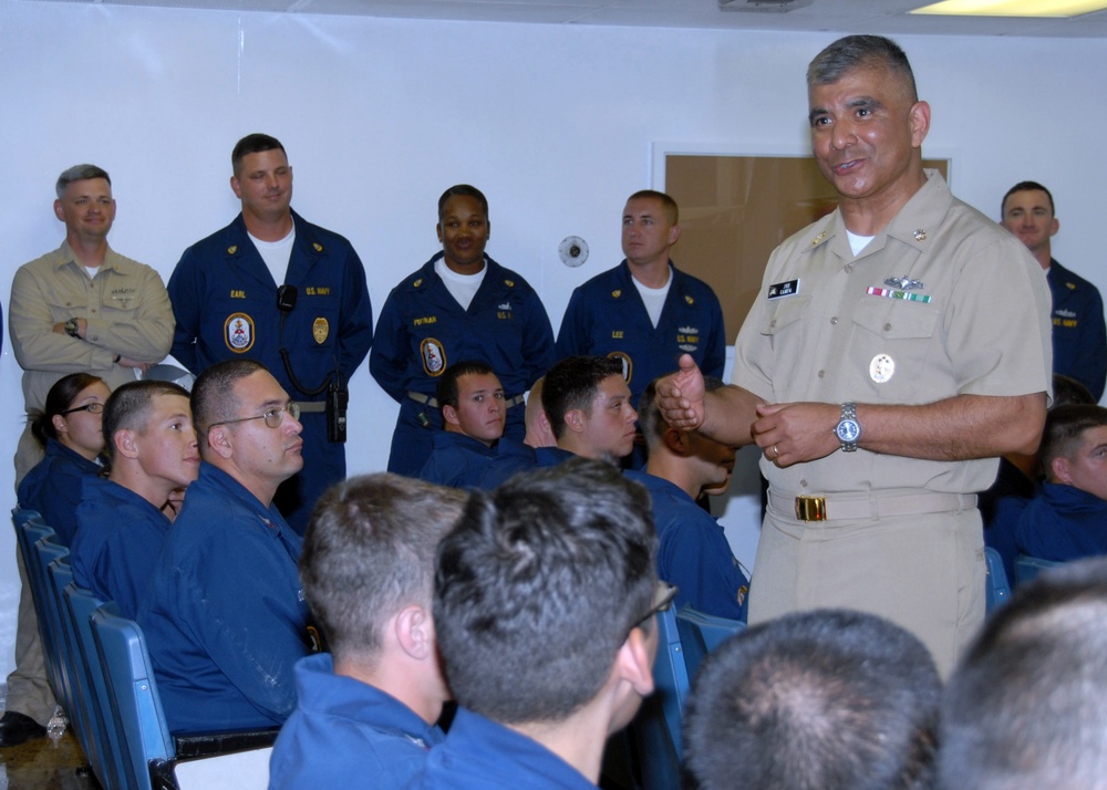 Master Chief Petty Officer of the Navy visits with Pearl Harbor Sailors.