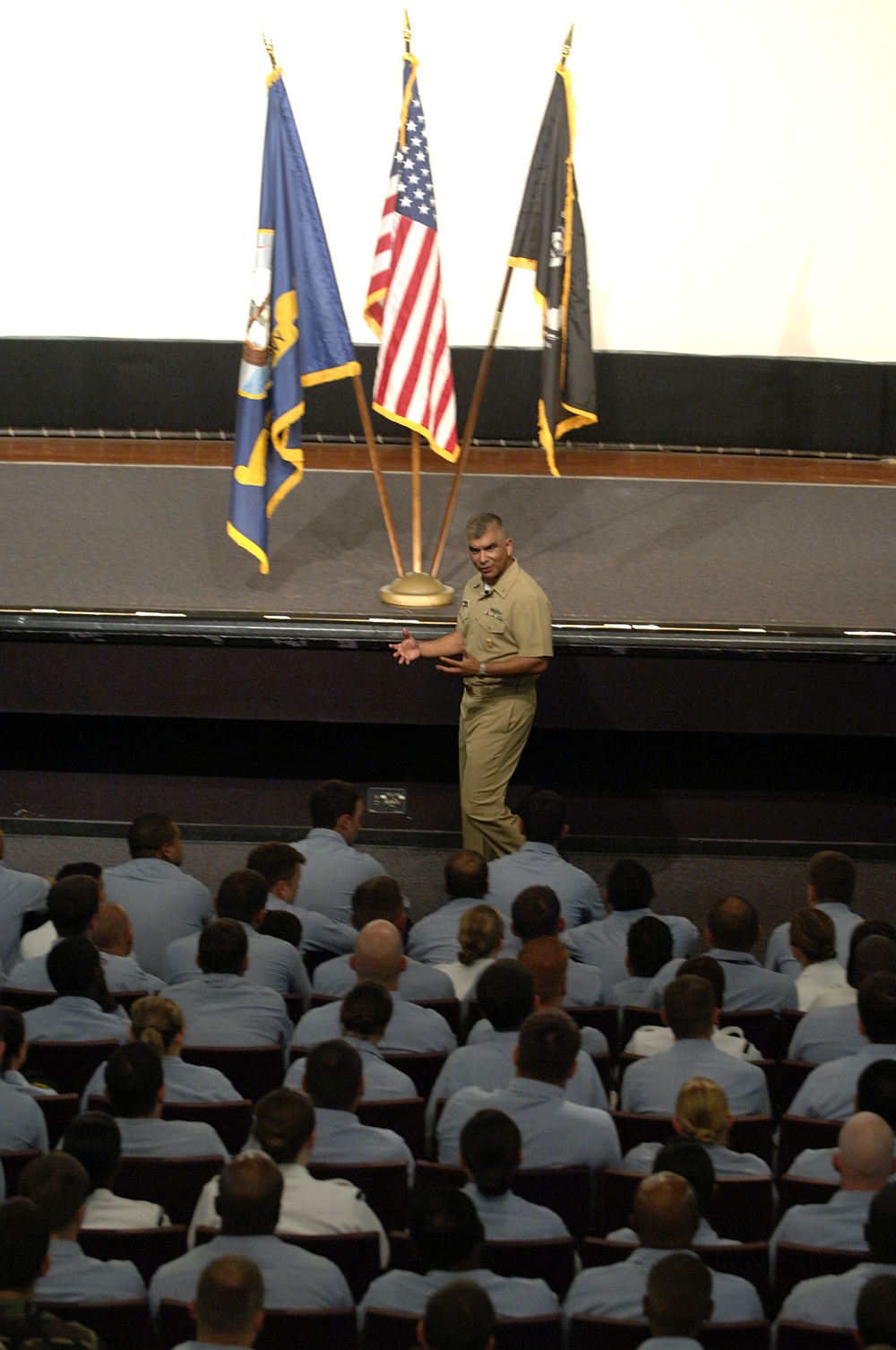 Master Chief Petty Officer of the Navy visits with Pearl Harbor Sailors.