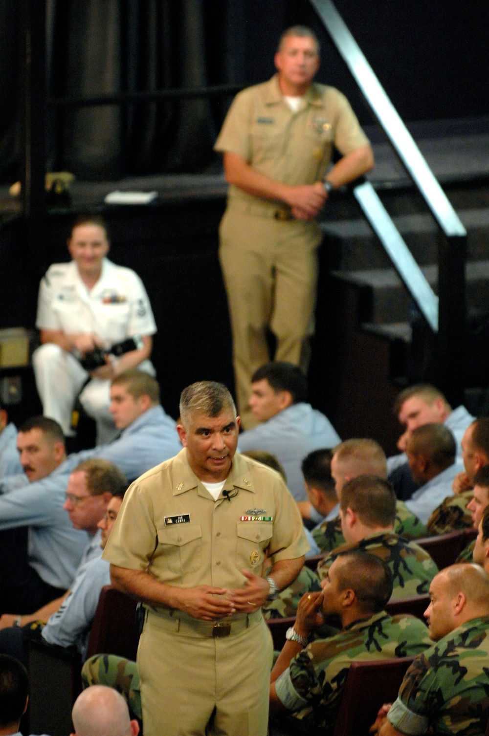 Master Chief Petty Officer of the Navy visits with Pearl Harbor Sailors.