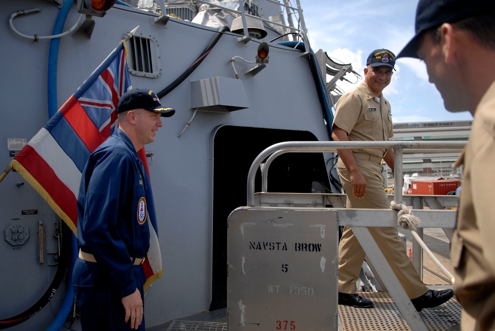 Master Chief Petty Officer of the Navy visits with Pearl Harbor Sailors.