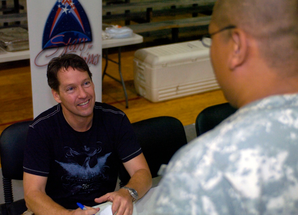 Hollywood star brings piece of paradise to Soldiers Hollywood star brings piece of paradise to Soldiers