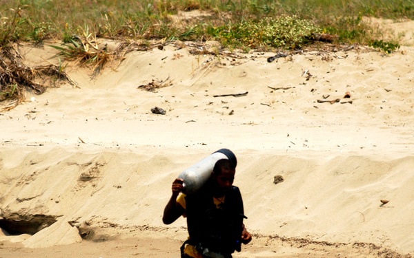 Honduran Navy Divers Struggle Through Confidence Course
