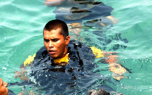 Honduran Navy Divers Struggle Through Confidence Course