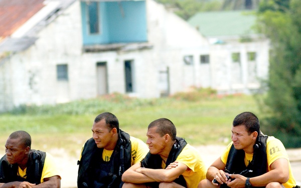 Honduran Navy Divers Struggle Through Confidence Course