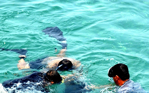 Honduran Navy Divers Struggle Through Confidence Course