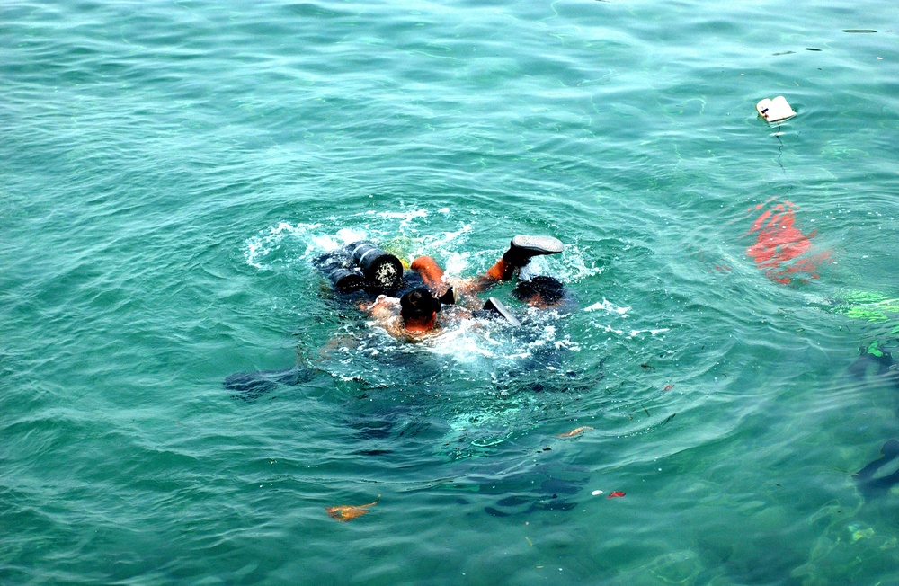 Honduran Navy Divers Struggle Through Confidence Course