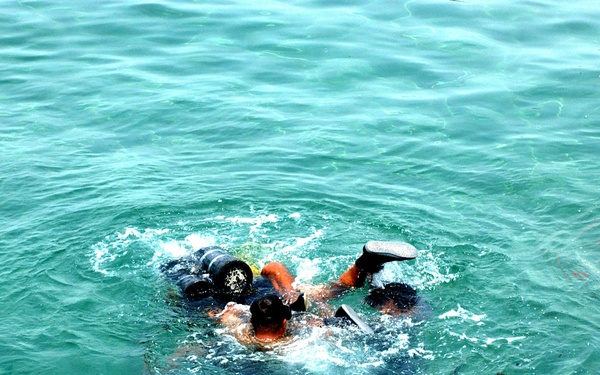 Honduran Navy Divers Struggle Through Confidence Course