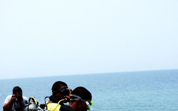 Honduran Navy Divers Struggle Through Confidence Course