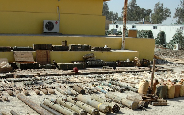 Soldiers discover weapons cache