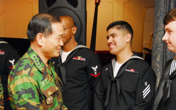 Korean-U.S. Combined Forces commander speaks with U.S. Navy musicians