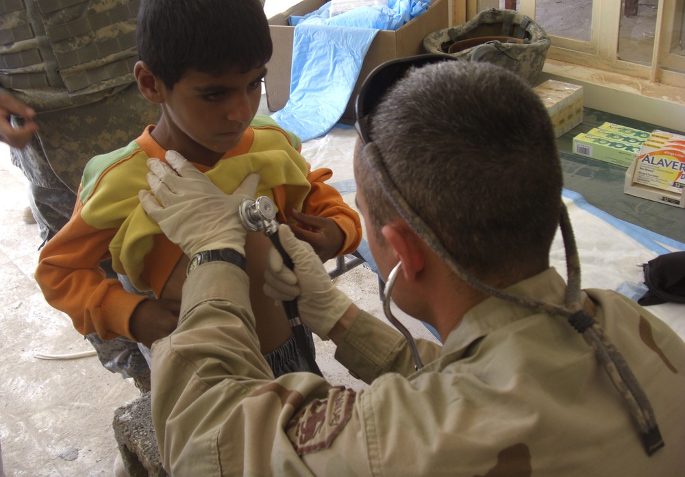 US troops work together with Georgian soldiers