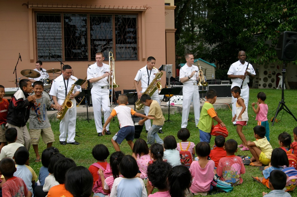 Thai children dance to U.S. Navy music