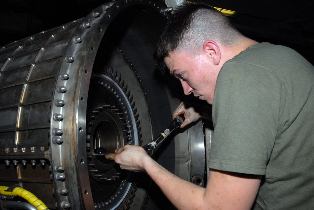 Maintenance work aboard USS Nimitz