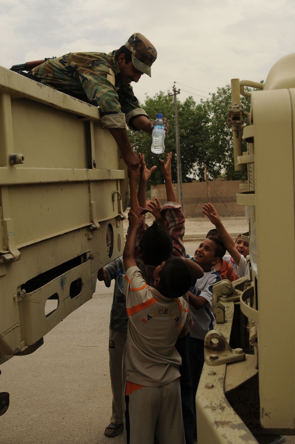 Iraqi Army hands out water, food to Sadr City residents
