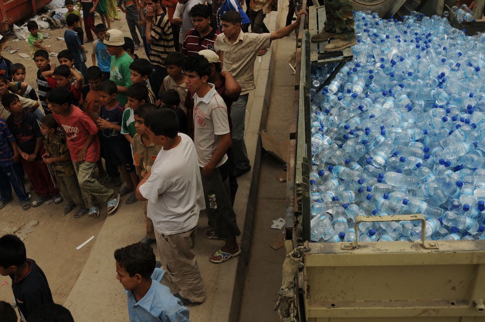 Iraqi Army hands out water, food to Sadr City residents