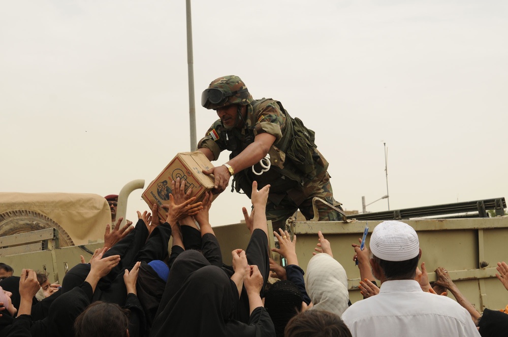 Iraqi Army hands out water, food to Sadr City residents