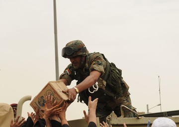 Iraqi Army hands out water, food to Sadr City residents