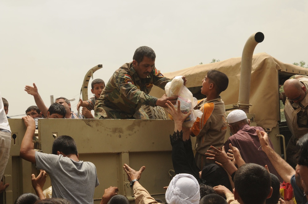 Iraqi Army hands out water, food to Sadr City residents