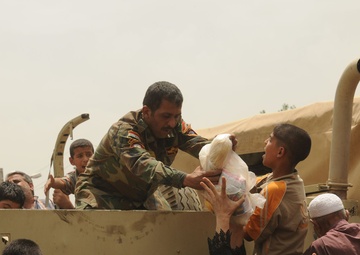 Iraqi Army hands out water, food to Sadr City residents