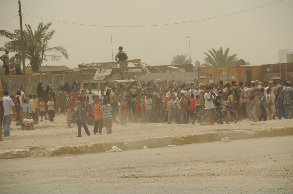 Iraqi army hands out supplies to Sadr City residents