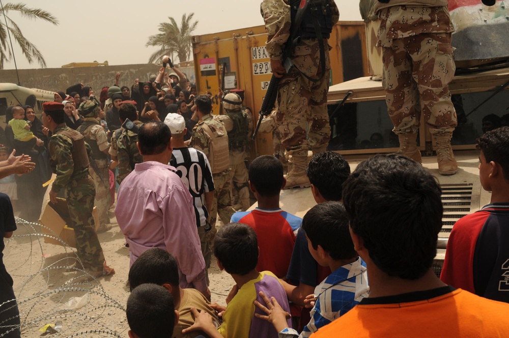 Iraqi army hands out supplies to Sadr City residents