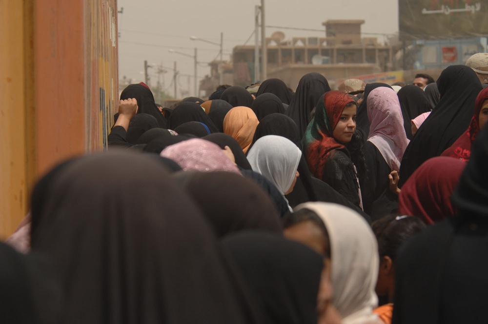 Iraqi army hands out supplies to Sadr City residents