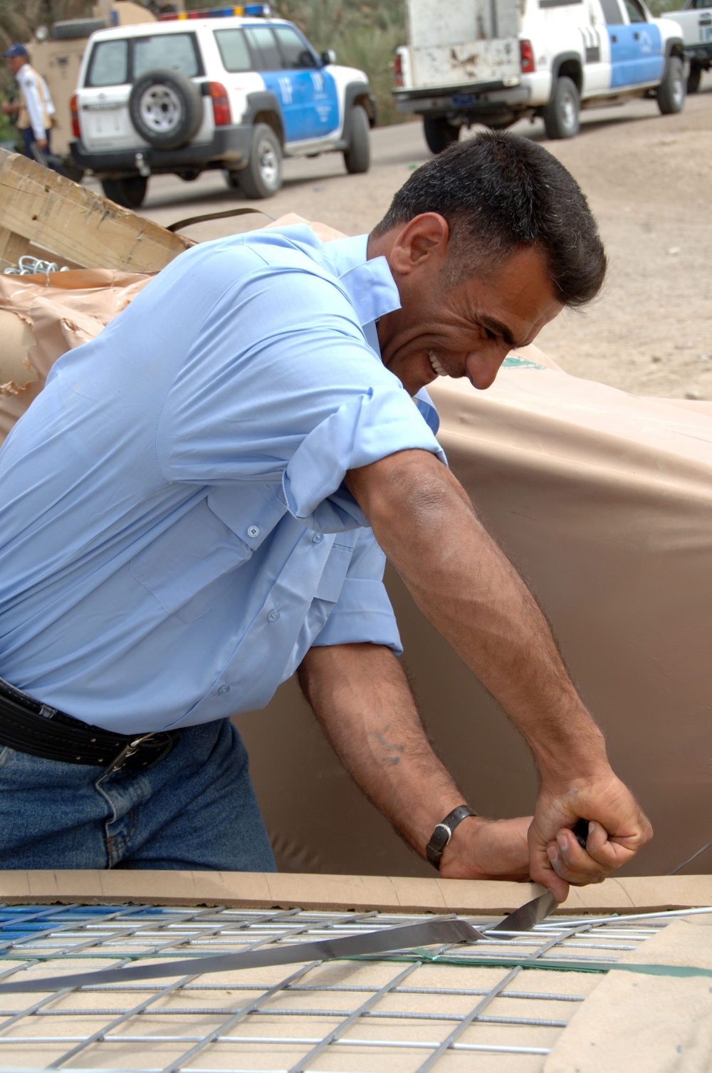 Iraqi Police Construct Barricades
