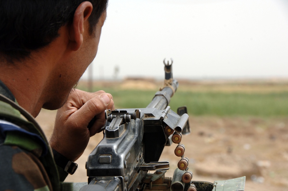 Iraqi Police Construct Barricades