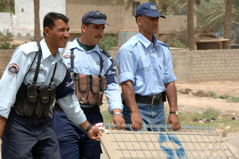 Iraqi Police Construct Barricades