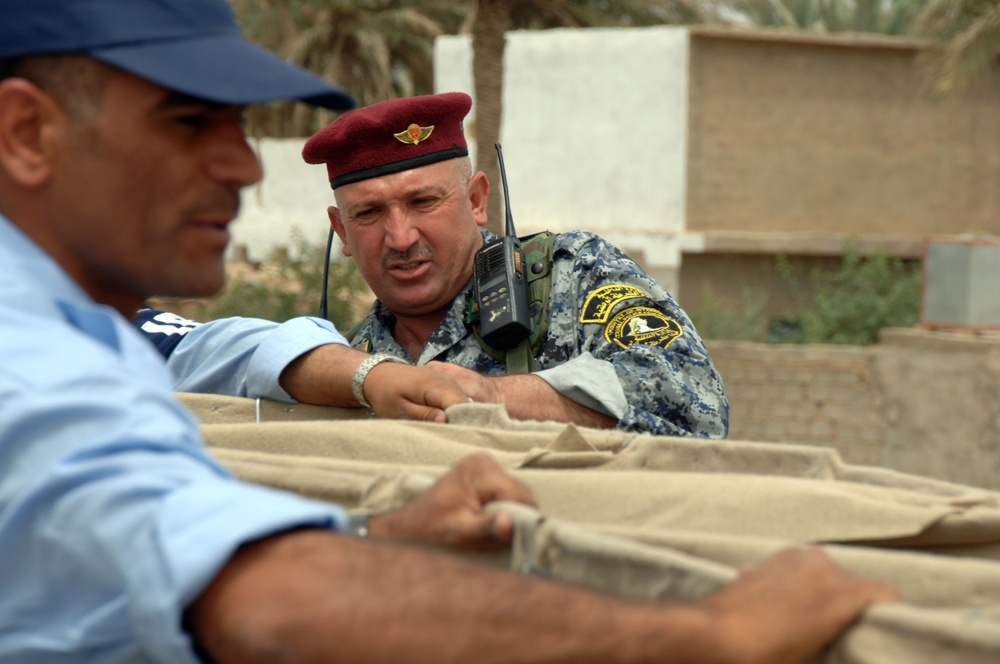 Iraqi Police Construct Barricades